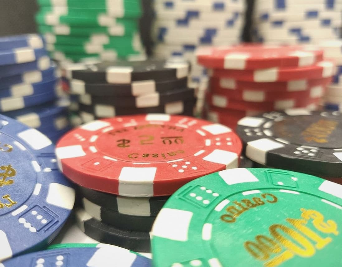 Full table of players mid-hand on a Friday